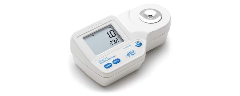 Hanna HI96841 digital refractometer showing a Plato reading